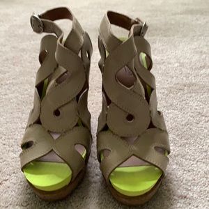 Lucky Brand taupe wedges